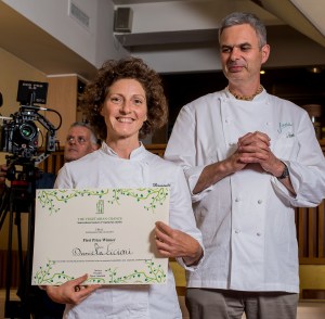 Daniela Cicioni riceve il premio da Pietro Leemann 2