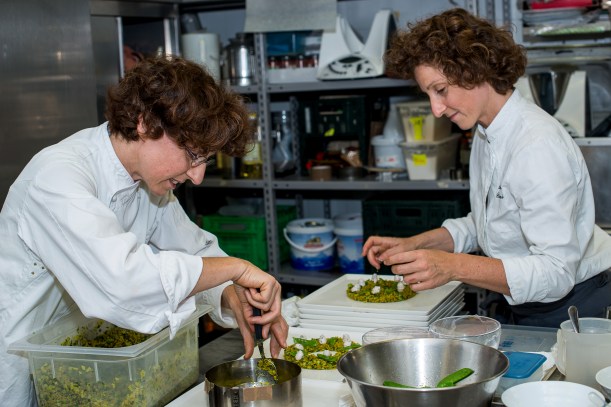 Le gemelle Manuela e Daniela Cicioni al lavoro nella cucina del Joia