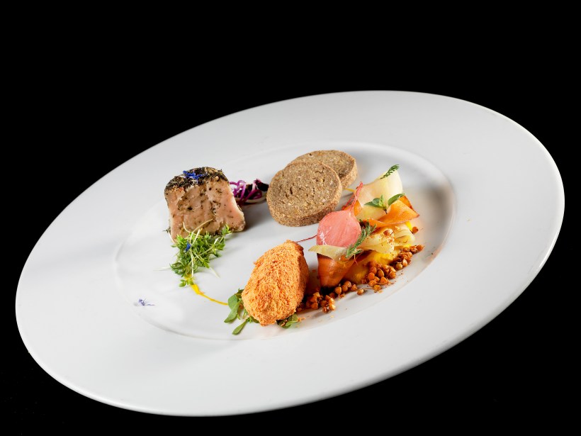 Fermentino fresco e stagionato, pane di farina integrale di mandorle essiccato a bassa temperatura, verdure fermentate in salamoia. Foto di Giovanni Pnarotto 