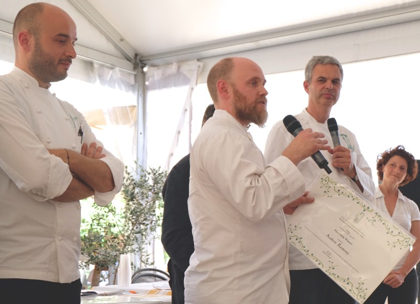 Anders Ramsay riceve da Pietro Leemann il primo premio del concorso