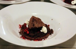 Foresta nera affumicata con melacca di cioccolato fondente, salsa di marasche, terra di cioccolato e amarene disidratate di Pierluigi Perbellini