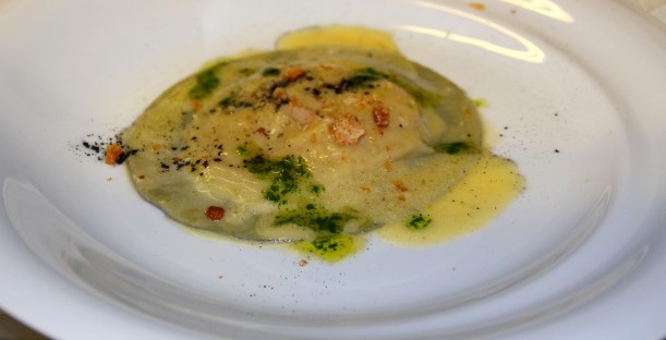 Raviolo di cipolla al fumo e cenere di Massimiliano Alajmo