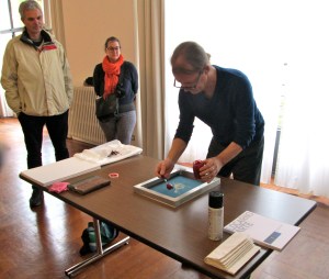 L'artista ticinese Marco Verzasconi realizza una serigrafia colorata con succo di barbabietola e pomodoro